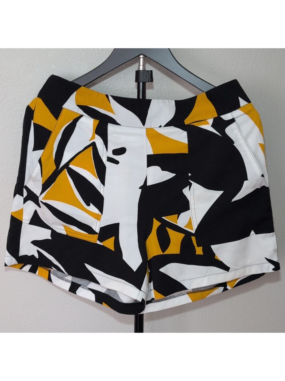 Nine West Chino Shorts M Black White Yellow Geometric Elastic Waist Pockets